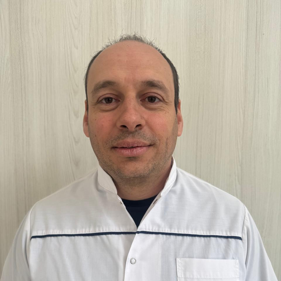 Dr. Mauricio González